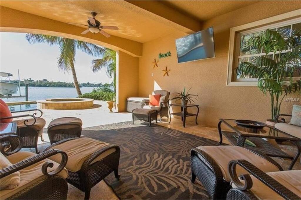 Large Mediterranean Oasis - Water Views & Pool 클리어워터 비치 외부 사진